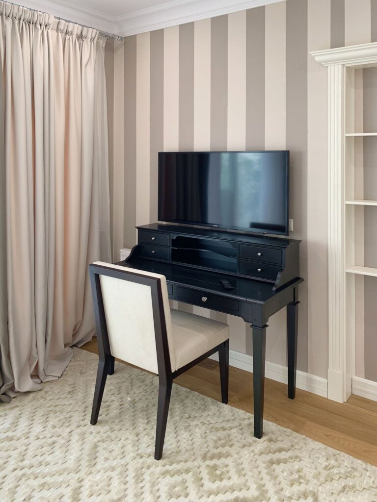 Дизайн спальни с телевизором на черной консоли