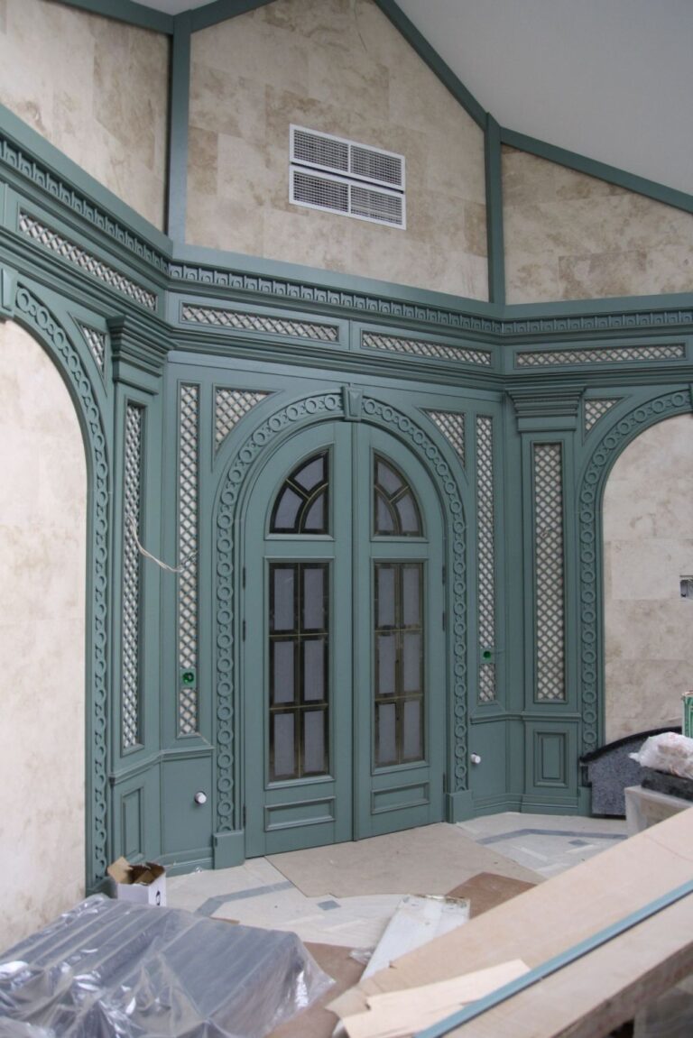 Тонированное дерево входных дверей в коттедже после ремонта