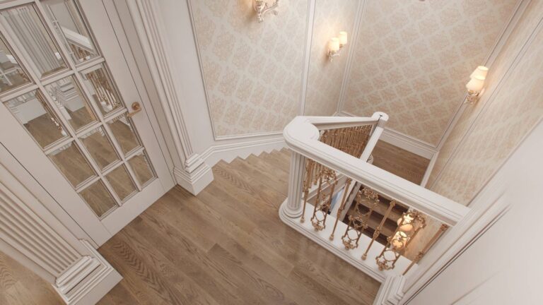 Лестничный пролет со стенами, оформленными обоями с крупным орнаментом в пастельных тонах