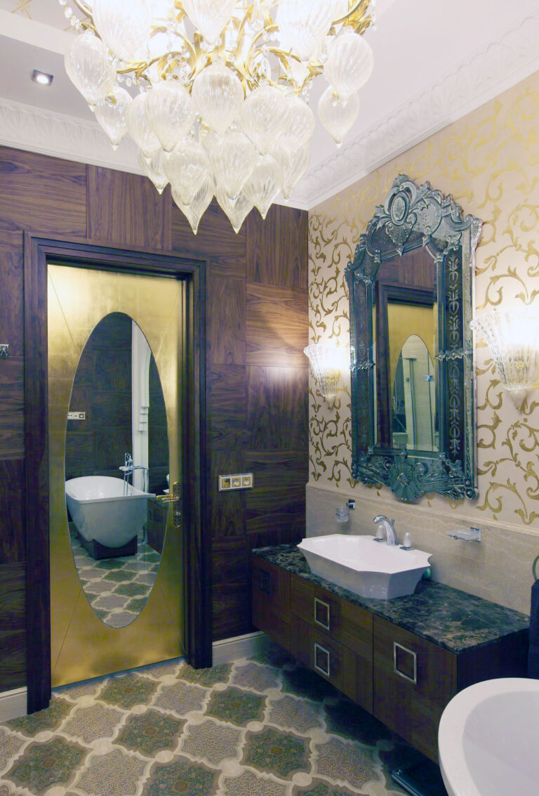 Интерьер санузла с зеркалами