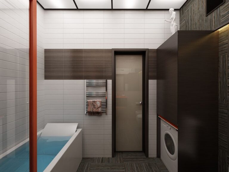 Оформление стен санузла длинной белой плиткой с деревянными вставками