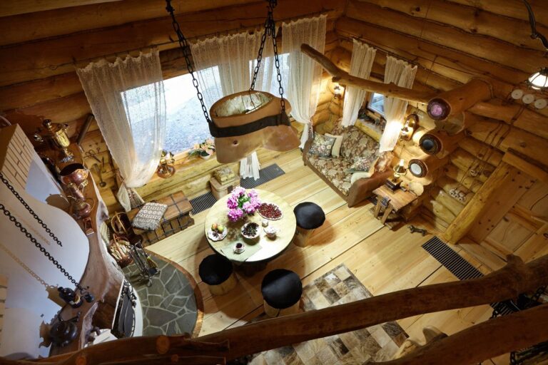 Деревянный интерьер гостиной в доме