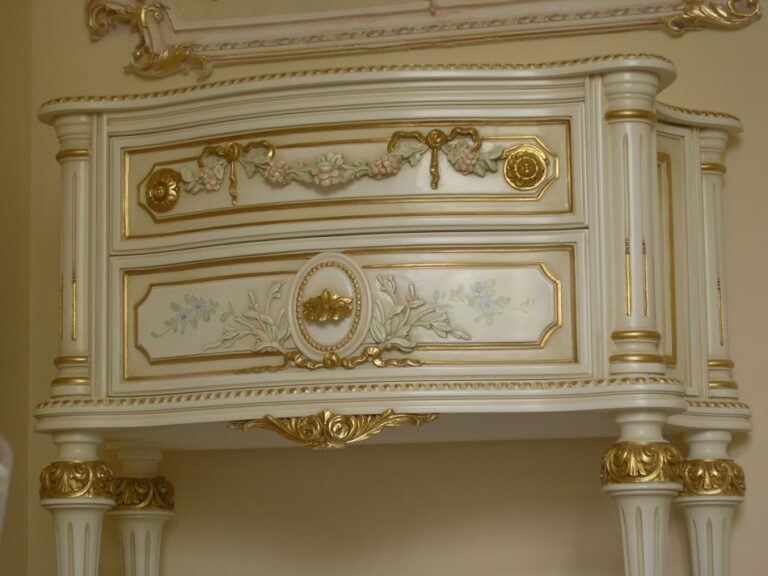 Накладная резьба на комоде в дизайне комнаты после ремонта