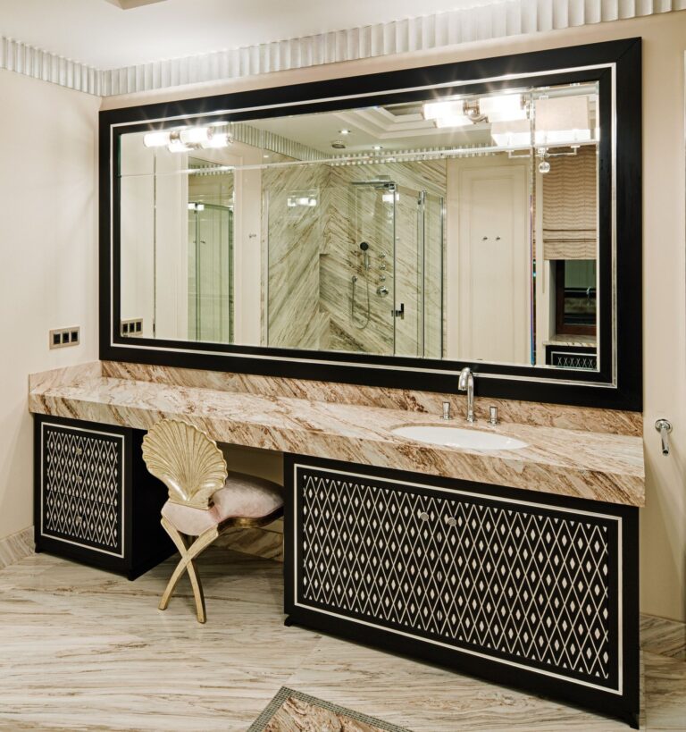 Санузел персиково-бежевого оттенка с декорированными черными тумбами и зеркалом