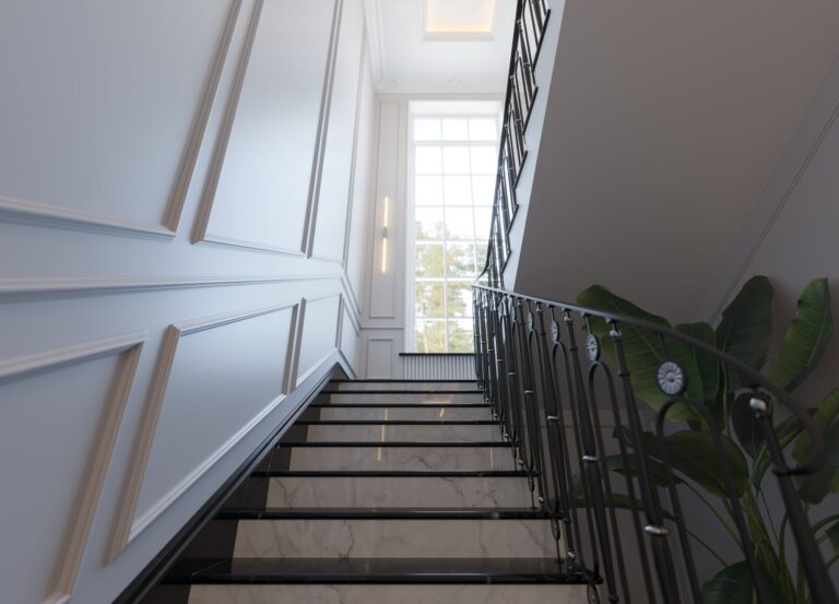 Лестничный холл с окном в два этажа