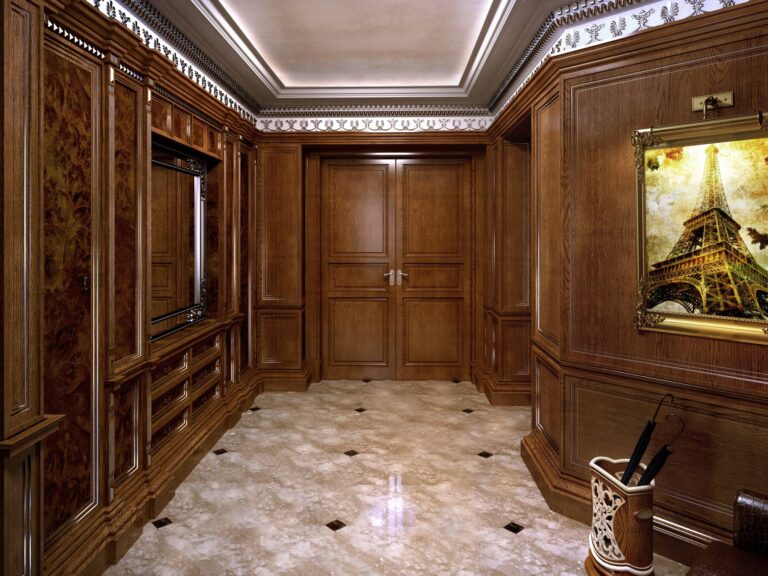 Белый узорный фриз в строгом дизайне холла