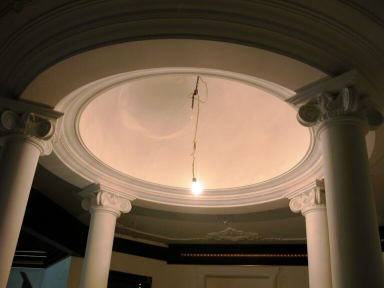 Потолок дома после ремонта с глянцевой белой розеткой