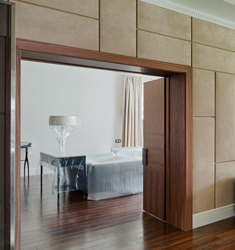 Розовый палисандр в оформлении дверного проема