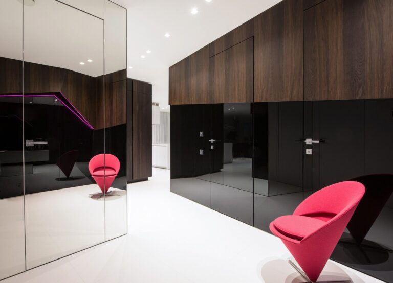 Прихожая со встроенными шкафами и креслом цвета фуксии