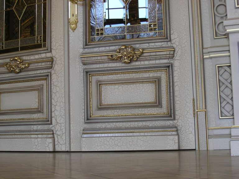 Готовый ремонт комнаты с эффектом кракелюра на дверях