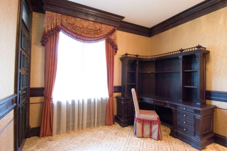 Темный резной фриз под потолком в интерьере холла