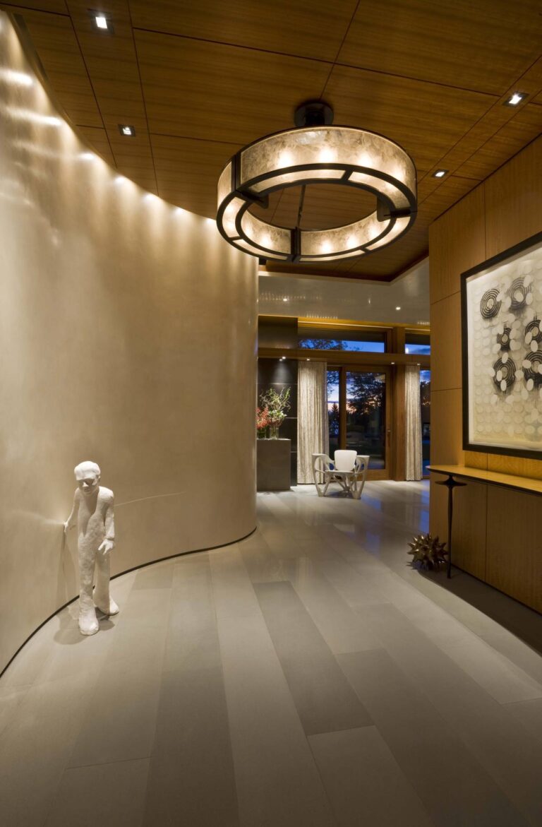 Оригинальный дизайн холла с золотистой люстрой-кольцом