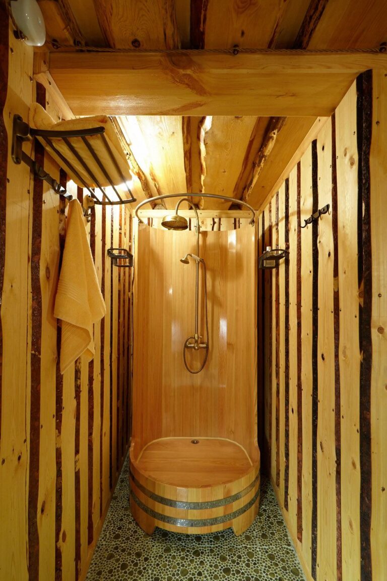 Интерьер душевой комнаты в доме