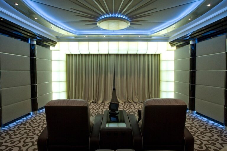 Стильный дизайн кинозала с текстильным оливковым занавесом