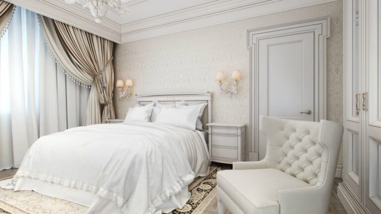 Светлая классическая спальня с белым кожаным креслом