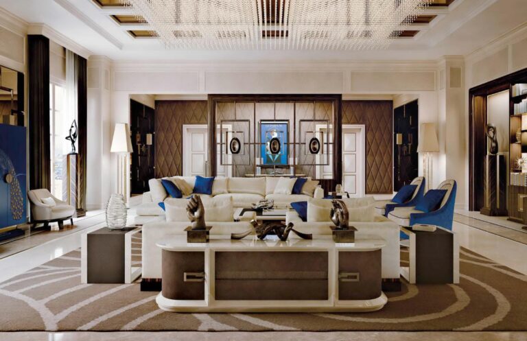 Большая гостиная с мягкой мебелью бежево-синего цвета