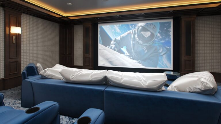 Классическая отделка стен кинотеатра деревом