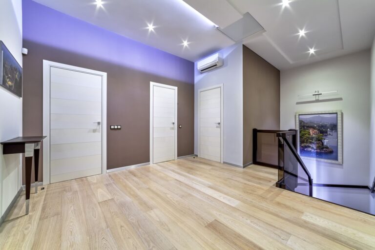 Сложный потолок со светодиодной и встроенной подсветкой в интерьер холла 2 этажа