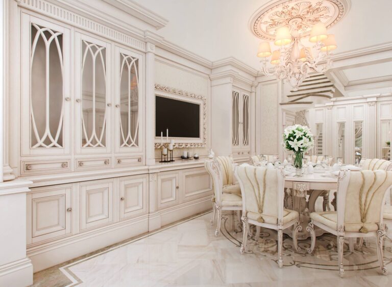 Белый интерьер столовой с роскошным декором
