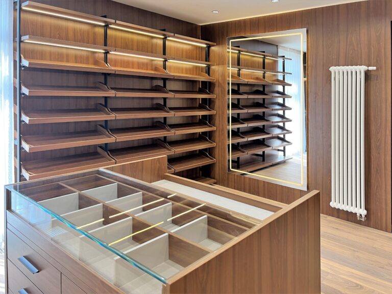 Частный дом с большой современной гардеробной после ремонта