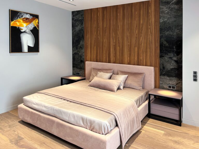 Деревянная панель в изголовье кровати в дизайне спальни