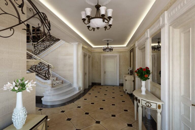 Классический дизайн холла с белыми дверными порталами