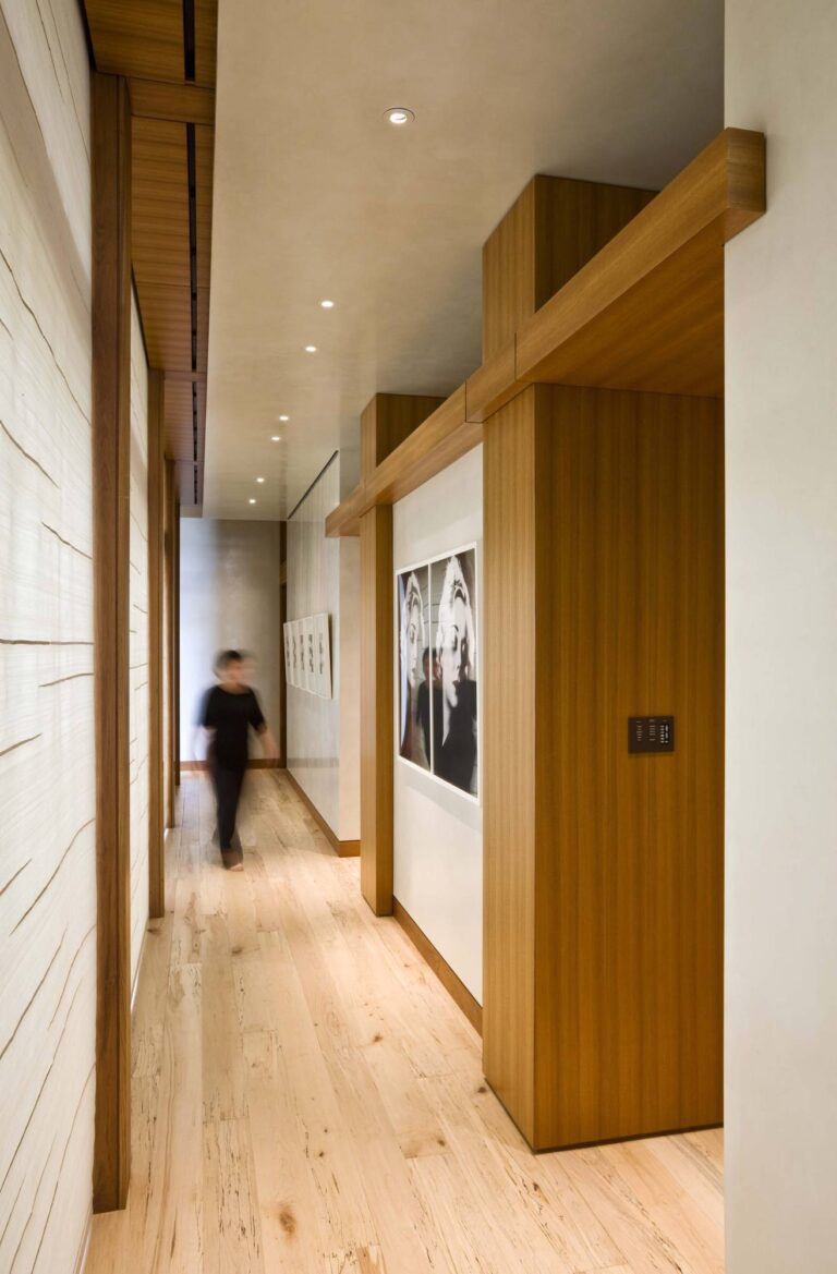 Белые стены с черными фотографиями в интерьере прихожей