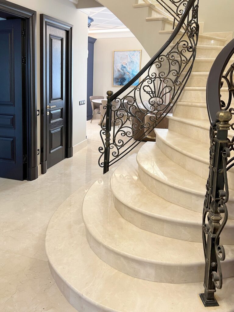 Оформление лестницы с кованными перилами