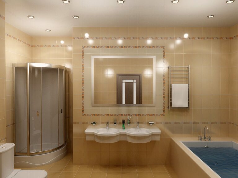 Дизайн кремового санузла с двумя пристенными раковинами