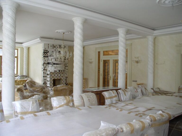 Разделение гостиной и столовой белыми витыми колоннами