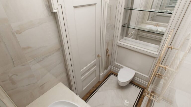 Туалет с открытым зеркальным шкафом со стеклянными полками