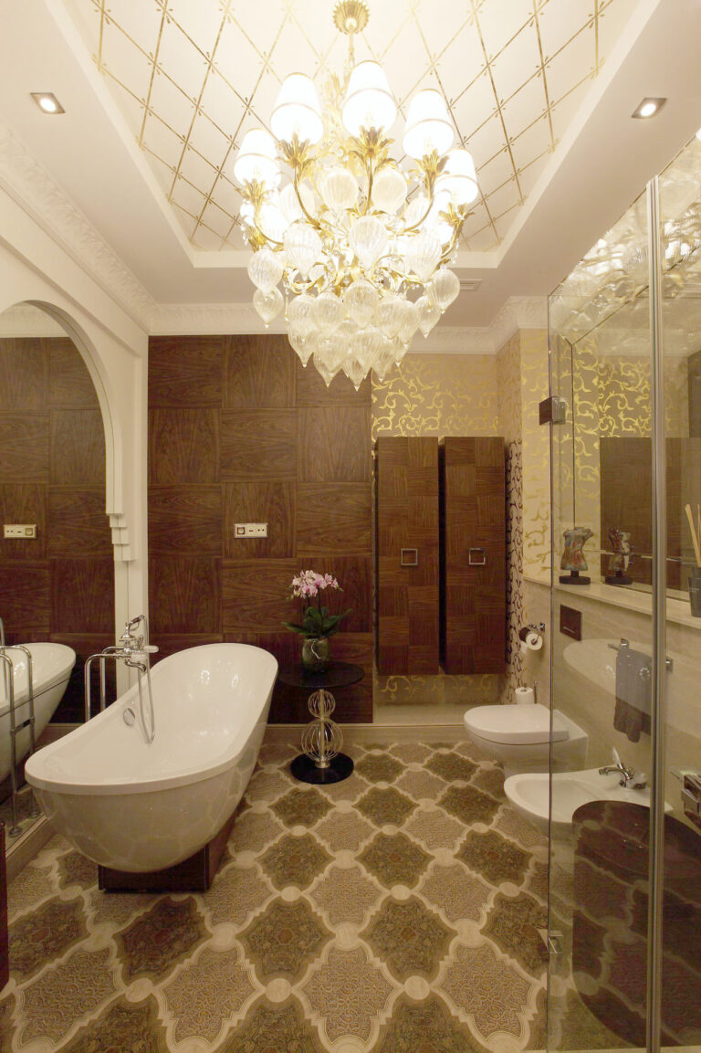 Санузел с настенными шкафами и белой сантехникой