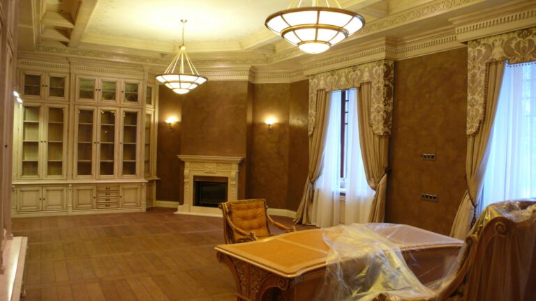 Кабинет после ремонта с элегантными ламбрекенами