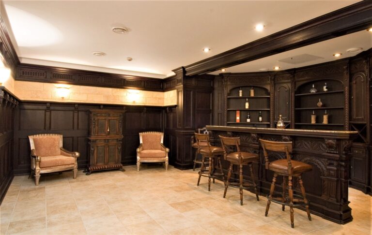 Темная мебель в брутальном дизайне бара