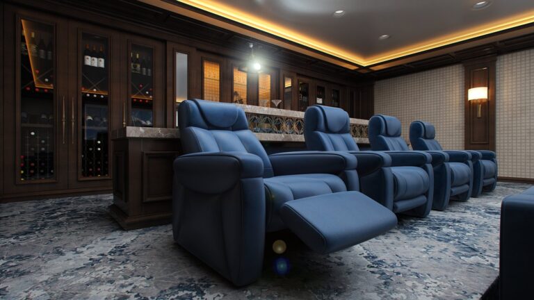 Интерьер кинотеатра с винными шкафами