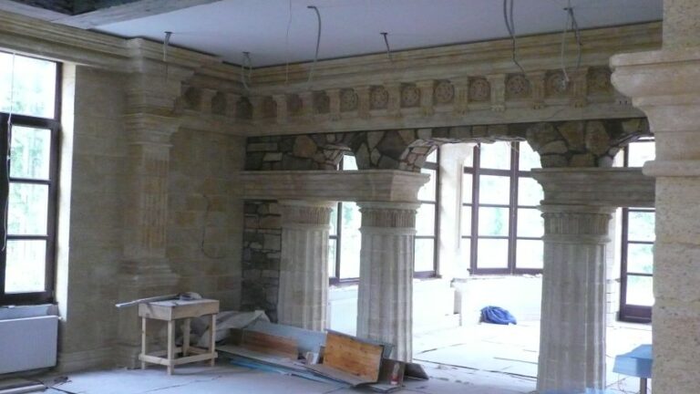 Ремонт коттеджа с установкой невысоких колонн