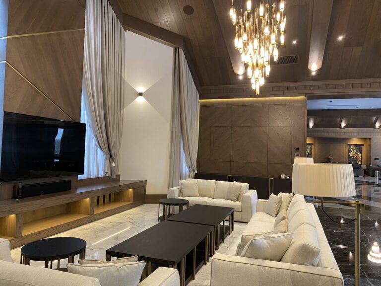 Интерьер дома с эксклюзивной отделкой деревом