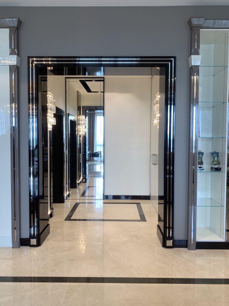 Отделка встроенных шкафов и дверного проема молдингами из хромированного металла