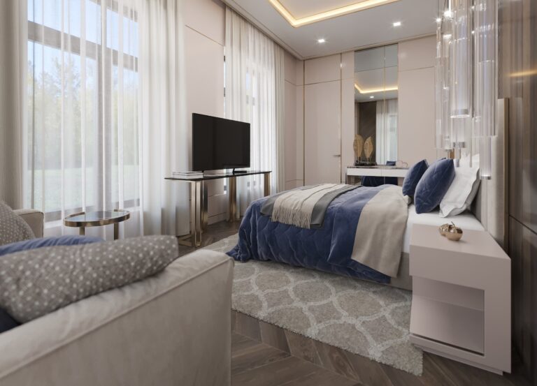 Три больших окна в интерьере спальни