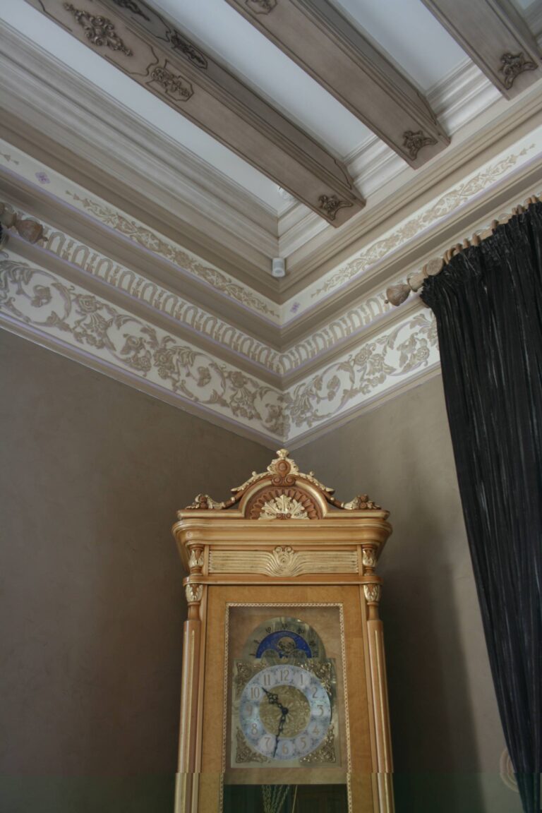 Отремонтированная спальня с крупной лепниной на потолке