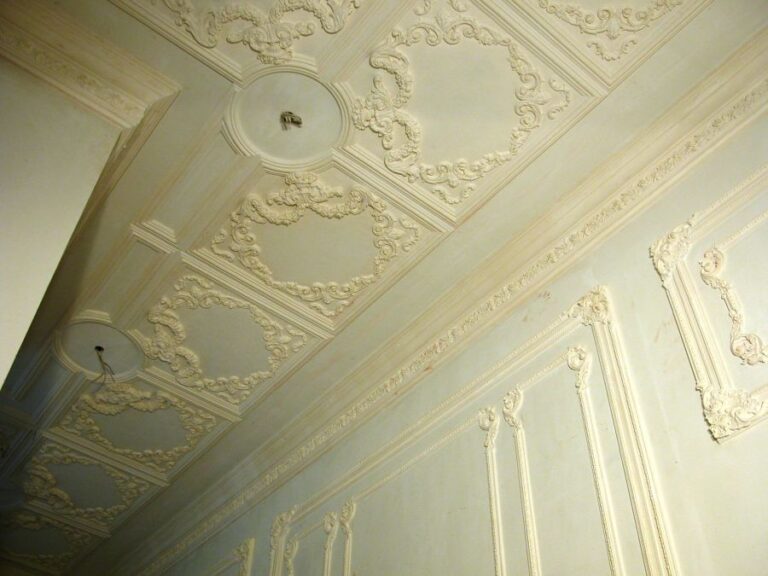 Аккуратные лепные украшения на потолке коттеджа