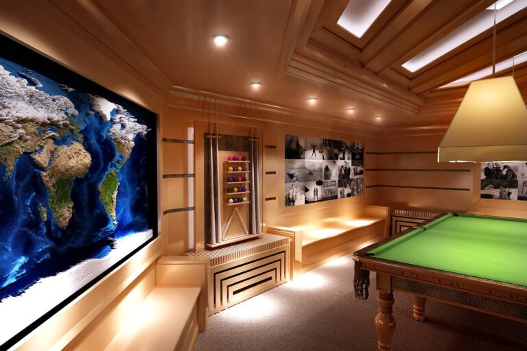 Объемная карта на стене в оформлении интерьера бильярдной