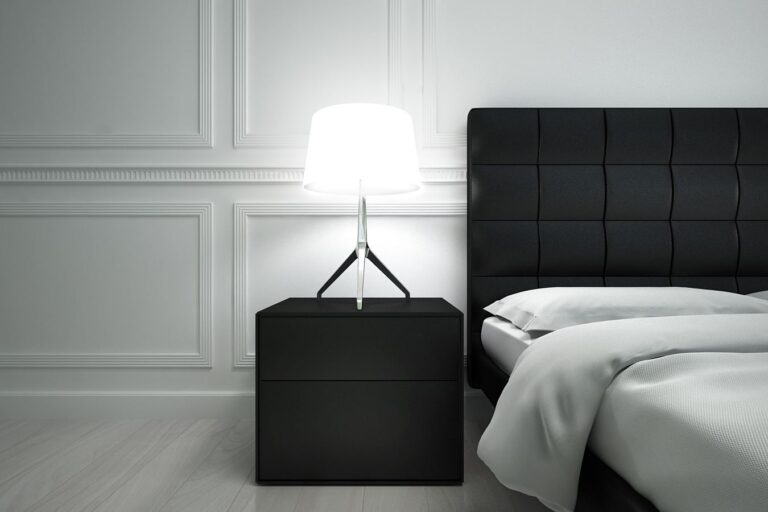Черное стеганое изголовье кровати в интерьере светлой спальни