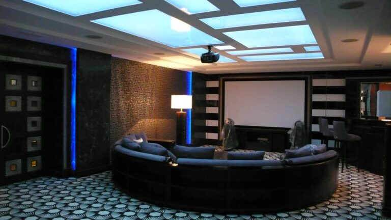 Интерьер домашнего кинотеатра в черно-белых оттенках