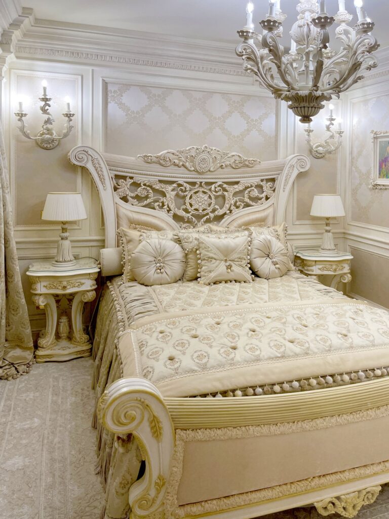 Дизайн спальни с кроватью с узорочным изголовьем