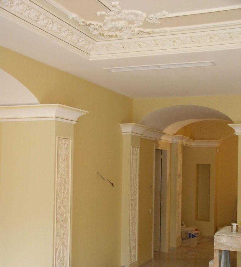 Реальный интерьер комнаты с узорными пилястрами