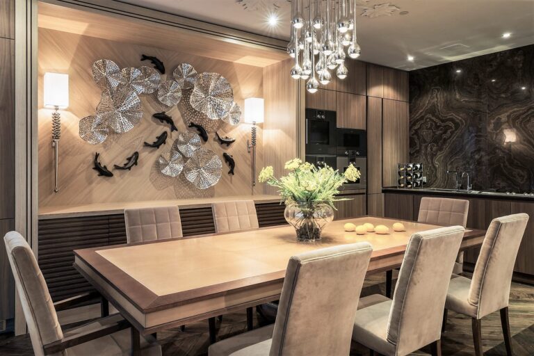 Бежевая обеденная зона с декоративной настенной панелью и 2 бра