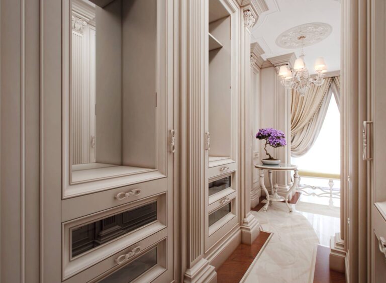 Интерьер гардеробной со светлыми встроенными шкафами