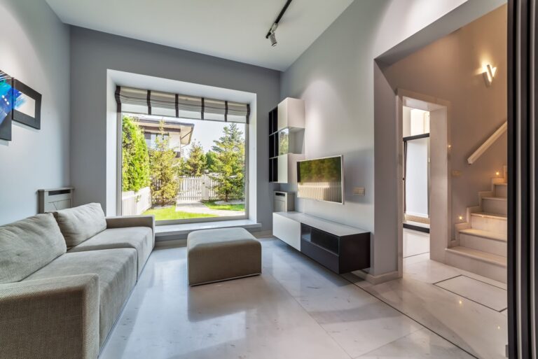 Дизайн-проект гостиной с панорамным окном и мраморным полом