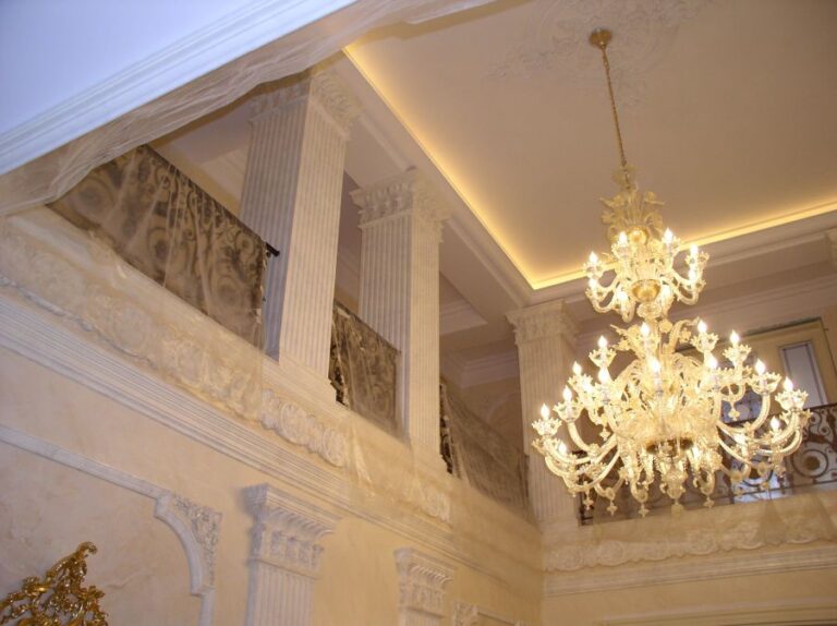 Дизайн дома после ремонта с роскошной хрустальной люстрой